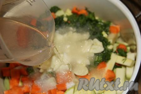 ​​​​​​​Влить в кастрюлю уксус и масло.