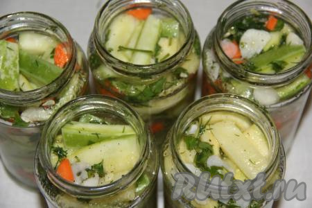 Разложить кабачки по стерильным банкам. Равномерно распределить по банкам маринад. Маринад не покроет полностью кабачки.