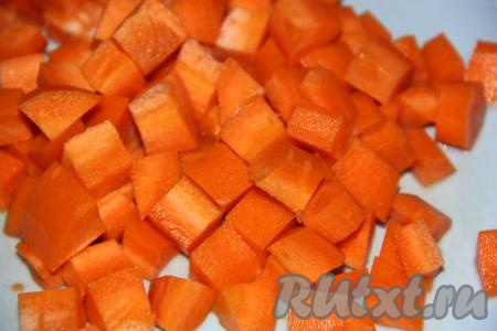 Морковь очистить и нарезать на кубики среднего размера.