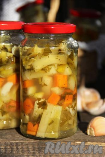 Кабачки "Как грузди", приготовленные по этому рецепту, получаются очень вкусными, они отлично разнообразят зимнее меню.