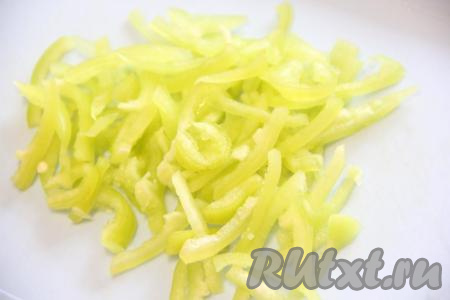 Болгарский перец вымыть и, удалив семена и плодоножку, нарезать на тонкие, длинные полоски.