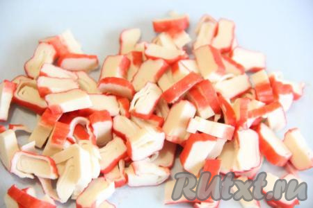 Крабовые палочки достать из упаковки, нарезать не слишком мелко.