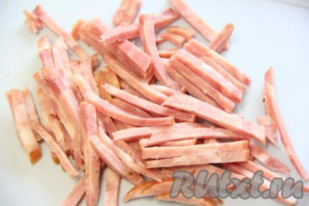 Колбасу нарезать на тонкие полоски.