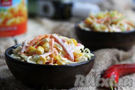 Вкусный, яркий, сытный салат, приготовленный с крабовыми палочками, колбасой, кукурузой и капустой, выложить в один салатник или разложить по креманкам, подать к повседневному или праздничному столу.