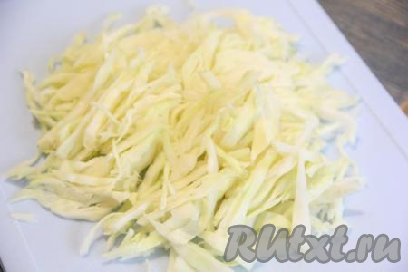 После того как копчёные рёбра проварятся в течение часа, снять кастрюлю с огня, вынуть рёбрышки из бульона, оставить их остывать. Бульон, если необходимо, процедить, влить в кастрюлю, в которой будете варить борщ. Кастрюлю с бульоном поставить на огонь, довести до кипения. Пока бульон закипает, капусту нужно очистить от верхних листьев, промыть водой, нарезать на тонкие полоски.