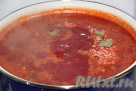 После того как бульон с картошкой и капустой проварятся с момента закипания 15-20 минут (картофель станет достаточно мягким), добавить в кастрюлю свекольную заправку, горошины перца, лавровые листья, соль,&nbsp;дать закипеть, уменьшить огонь. Варить борщ с копчёностями, прикрыв крышкой, 15-20 минут. Затем добавить очищенный и мелко порубленный чеснок, довести до кипения, убрать с огня. Закрыть кастрюлю крышкой, дать борщу&nbsp;настояться в течение минут 30.