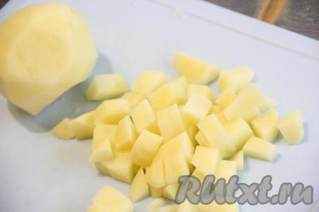 Картофель очистить, нарезать на средние кубики.&nbsp;