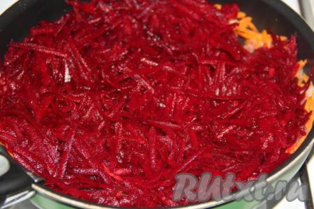 Свеклу натереть на крупной тёрке, добавить в сковороду с обжаренными морковью и луком, перемешать, влить 4-5 столовых ложек бульона из кастрюли, перемешать, тушить овощи в течение 10 минут (до мягкости свеклы и морковки), время от времени перемешивая.