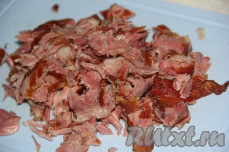 С остывших рёбер снять мясо.&nbsp;