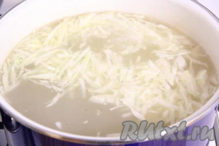 В кипящий бульон выложить нарезанные картофель и капусту, добавить копчёно мясо, отделённое от костей, снова дать закипеть, уменьшить огонь, варить в течение 15-20 минут (почти до готовности картошки).