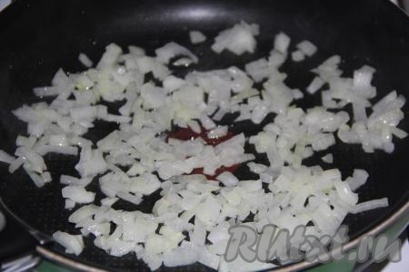 Пока картошка с капустой варятся, займёмся зажаркой для борща. Лук, морковь и свеклу нужно очистить. Прогреть растительное масло в сковороде, выложить мелко нарезанный лук. Обжарить лук на среднем огне, иногда помешивая, до прозрачности (в течение 4-5 минут).