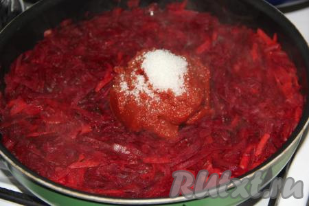 Затем в сковороду добавить томатную пасту и сахар, хорошо перемешать, потушить 5 минут, иногда помешивая, затем влить уксус и ещё раз перемешать свекольную заправку для борща, снять с огня.