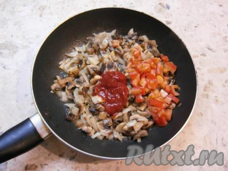Обжарить шампиньоны с луком на небольшом огне, помешивая, около 6-7 минут (до испарения жидкости). Далее к грибам добавить&nbsp;свежий помидор, нарезанный на мелкие кубики (при желании перед нарезкой помидор можно очистить от кожуры), и томатную пасту, перемешать.