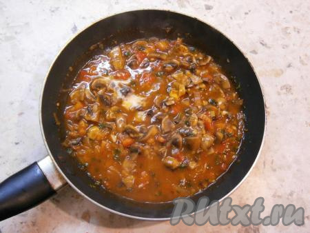 Далее томатный соус из шампиньонов нужно немного загустить, для этого муку в небольшой ёмкости нужно соединить с 2 столовыми ложками холодной воды, перемешать до однородности. Тонкой струйкой, непрерывно перемешивая, влить мучную смесь в соус, затем довести до кипения на медленном огне и снять с огня.