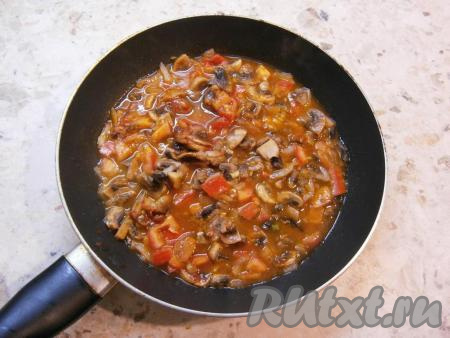 Обжаривать минуты 3-4, иногда перемешивая, затем влить 150 миллилитров воды, посолить по вкусу, довести до кипения, готовить томатный соус с грибами на медленном огне 5-7 минут.