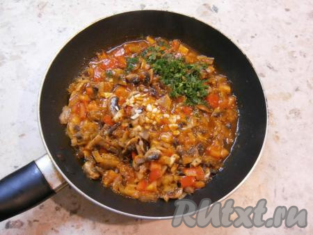 Затем выложить в сковороду мелко нарезанную зелень (у меня - петрушка), мелко нарезанный чеснок, перемешать. Если томатно-грибной соус получился кисловат, добавьте сахар по вкусу. Протушить соус 3 минуты, иногда помешивая.