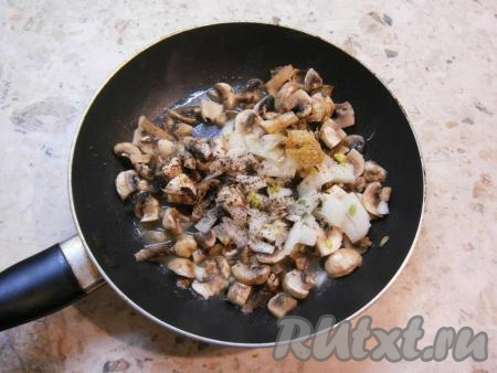 Шампиньоны промыть водой, немного обсушить, нарезать на средние кусочки. Лук и чеснок очистить. В сковороде разогреть растительное масло, выложить нарезанные шампиньоны, добавить мелко нарезанный лук, посолить, приправить любимыми специями.
