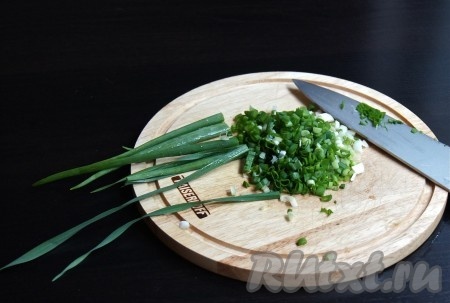 Шинкуем зеленый лук и чеснок.