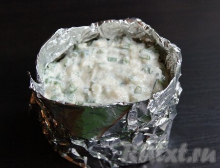 На судака кладем "шубу" из зеленого лука, чеснока, икры и сметаны. Отправляем судака под шубой в разогретую до 200 градусов духовку на 30 минут.