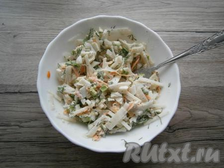 Салат хорошо перемешать.