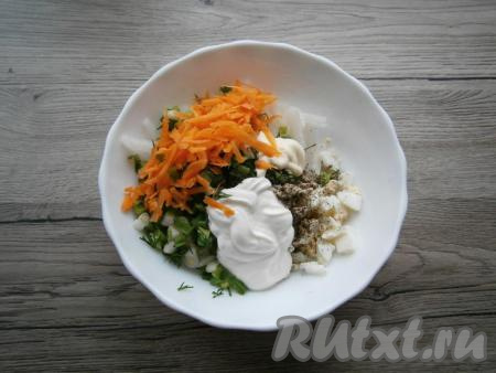 Добавить натертую на крупной терке очищенную морковь, а также майонез (по желанию) и сметану, посолить.