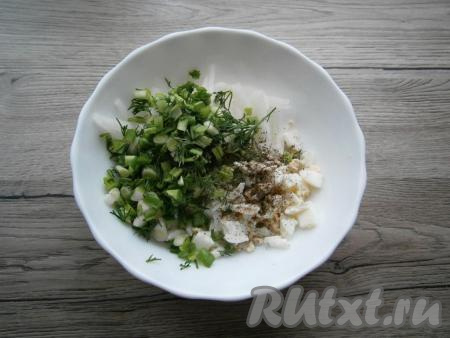 В салат из редьки и яиц добавить измельченный зеленый лук и укроп, поперчить.