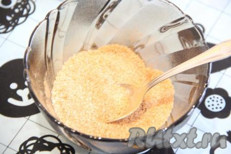 В небольшой ёмкости соединить 2 столовых ложки сахара и 0,5 чайной ложки корицы, перемешать.