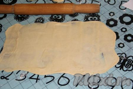 На рабочей поверхности, присыпанном мукой, раскатать вначале одну часть теста в прямоугольный пласт толщиной 2-3 миллиметра.