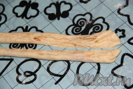 Каждый рулет разрезать вдоль на две части.