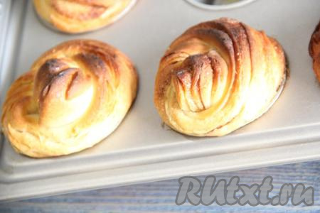 Поставить форму с краффинами в разогретую до 200 градусов духовку, выпекать кексы минут 25-30&nbsp;(до золотистого цвета дрожжевого теста).