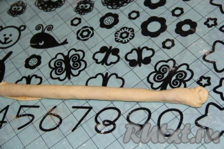 Свернуть тесто в плотный рулет, начиная с широкой стороны пласта. Аналогично сформировать все 5 рулетов с начинкой из масла, сахара и корицы.