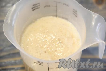 Прежде всего замесим дрожжевое тесто. Сливочное масло должно быть комнатной температуры, поэтому его нужно достать заранее, чтобы оно успело согреться и размягчиться при комнатной температуре. Воду подогреть до 38-40 градусов (если вода будет горячей, дрожжи в ней погибнут, а значит тесто не сможет подняться), влить в достаточно глубокую ёмкость, всыпать сахар, дрожжи и 1 столовую ложку муки, хорошо перемешать и оставить на 15 минут в тепле. По прошествии 15 минут дрожжи начнут работать и на поверхности дрожжевой смеси появится пышная шапка.