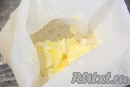 Слегка перемешать, а затем добавить кусочки мягкого сливочного масла.