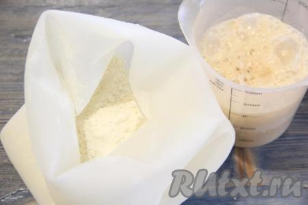 Я замешивала тесто в силиконовом мешке, можно использовать глубокую миску. В ёмкость, в которой будете замешивать тесто, всыпать 200 грамм муки, соль, перемешать, выложить запенившуюся дрожжевую смесь.