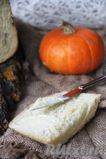 Тыквенный хлеб с семечками, приготовленный в хлебопечке, получился очень вкусным, с&nbsp;пушистым, нежным мякишем. Он отлично режется, поэтому его можно подать в качестве дополнения к различным блюдам.