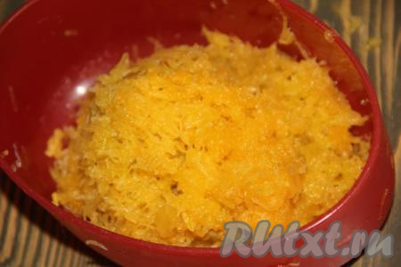 Мякоть тыквы натереть на мелкой тёрке, хорошо отжать сок. Добавить тыкву в ведёрко&nbsp;хлебопечки.