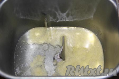 Влить в ведёрко хлебопечки тёплую воду, добавить растопленное не горячее сливочное масло, сахар и соль. Температура воды должна быть не выше 40 градусов, иначе дрожжи могут не начать работать.