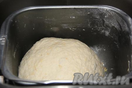 Контролировать формирование колобка. Если колобок будет сильно липнуть к стенкам - тогда добавьте немного муки, а если колобок будет очень тугой - тогда добавьте 1-2 столовых ложки воды.