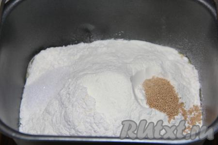 Затем всыпать муку, добавить сухие дрожжи. Выставить режим хлебопечки "Основной" (он у меня занимает 3 часа), вес хлеба - 1 кг, цвет корочки - средний.&nbsp;После звукового сигнала хлебопечки всыпать семечки тыквы.