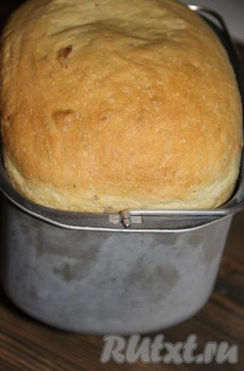 Готовый тыквенный хлеб слегка остудить, а затем достать из ведёрка хлебопечки.