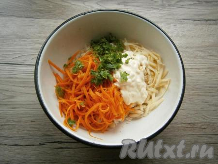 Мелко нарезанную петрушку и майонез тоже добавить в салат.