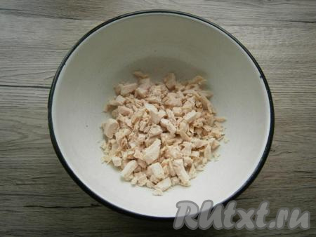 Куриное филе, предварительно сваренное в подсоленной воде, охладить и нарезать на небольшие кусочки.