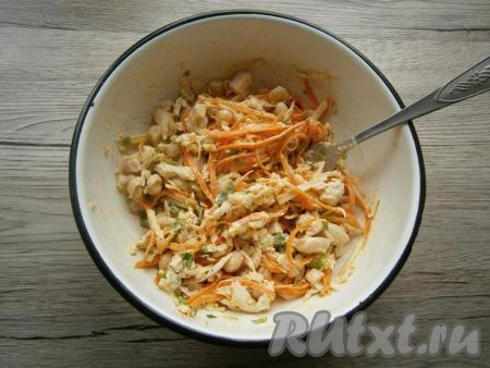 Посолить по вкусу и перемешать.