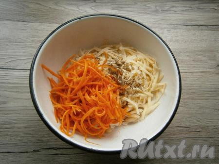 В салат из курицы, сыра и фасоли выложить корейскую морковку, поперчить.