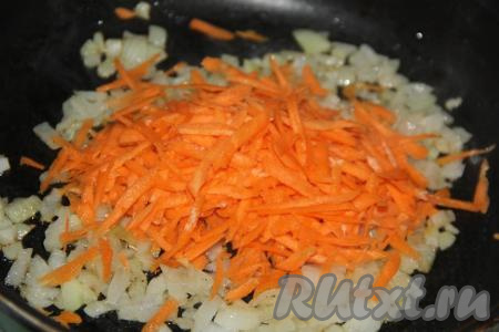 Очищенную морковь, натерев на крупной тёрке, добавить в сковороду с обжаренным луком, перемешать овощи. Обжарить до мягкости морковки (ориентировочно в течение минут 6-8), не забывая иногда помешивать.