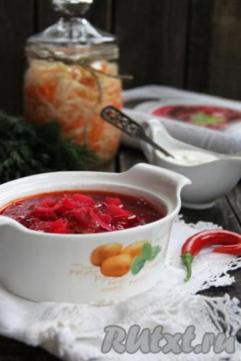 Яркий, сытный, вкусный, ароматный борщ, сваренный с квашеной капустой и свининой, разлить по тарелкам и в горячем виде подать к столу, дополнив, по желанию, сметаной.