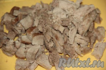 Свинину вымыть, выложить в кастрюлю, залить 2-2,5 литрами воды, поставить на огонь, после закипания, сняв пену с бульона, уменьшить огонь и варить в течение 1,5 часов. Затем, достав мясо из бульона, дать ему немного остыть. Если мясо на кости, отделить свинину от костей, нарезать на небольшие кусочки.