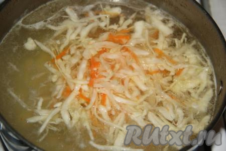 После того как картошка проварится с момента закипания минут 10-15 (станет достаточно мягкой), добавить в кастрюлю квашеную капусту и кусочки свинины. Квашеную капусту нужно добавлять в кастрюлю только после того, как картошка станет достаточно мягкой. Сорта картофеля бывают разными, если вы квашеную капусту добавите вместе с картошкой, тогда сорта картофеля, которые варятся достаточно долго, из-за кислоты капусты не станут мягкими, а так и останутся достаточно твёрдыми и могут испортить вкус борща. 