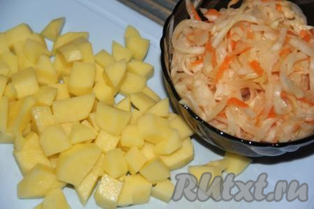 Бульон из свинины, если необходимо, процедить. Кастрюлю с бульоном поставить на огонь, довести до кипения. Картофель очистить, нарезать на небольшие кубики. В закипевший бульон выложить картошку, дать закипеть, варить на небольшом огне 10-15 минут. Если квашеная капуста кислая, её можно промыть водой и отжать от лишней жидкости.