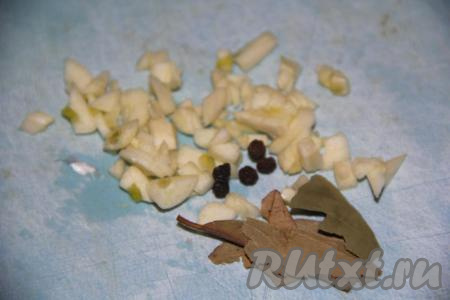 После того как суп с квашеной капустой и свининой с момента закипания проварится 15 минут, добавить в кастрюлю овощную заправку, перемешать, дать закипеть, посолить по вкусу (не забывая учитывать степень солёности квашеной капусты), варить борщ на небольшом огне 10 минут. Чеснок очистить и мелко нарезать. Подготовить лавровые листья и горошины чёрного перца.